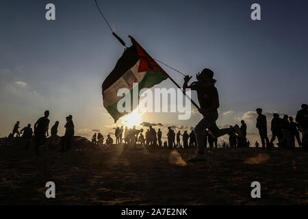 Le forze israeliane si intervenga con manifestanti palestinesi durante al confine Israel-Gaza, il 1 novembre 2019. Foto di Abed Rahim Khatib/Alamy Foto Stock