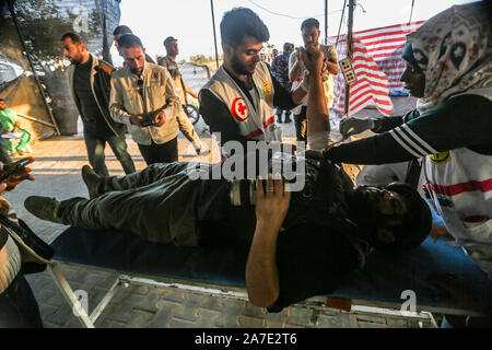 Le forze israeliane si intervenga con manifestanti palestinesi durante al confine Israel-Gaza, il 1 novembre 2019. Foto di Abed Rahim Khatib/Alamy Foto Stock