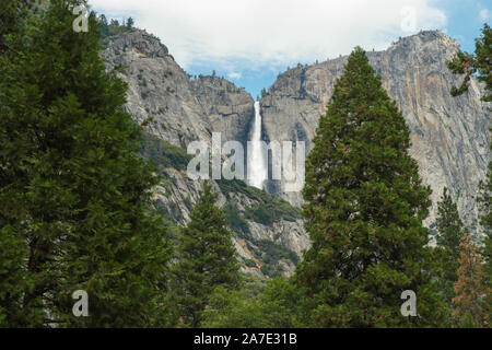 Yoseimite superiore scende nella valle di Yosemite National Park, California, Stati Uniti d'America. In prossimità dei punti di riferimento: vista di tunnel, El Capitan, Bridalveil Falls, mezza cupola, ghiacciaio Foto Stock