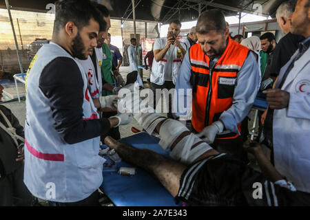 Le forze israeliane si intervenga con manifestanti palestinesi durante al confine Israel-Gaza, il 1 novembre 2019. Foto di Abed Rahim Khatib/Alamy Foto Stock