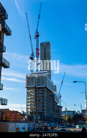 La torre di ossigeno blocco di appartamenti in costruzione ott 2019, da Old Mill Street, Manchester, Inghilterra, Regno Unito Foto Stock