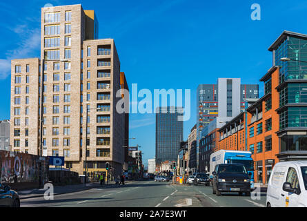 Grande Ancoats Street, Manchester, Inghilterra, Regno Unito. A sinistra è il Astley blocco di appartamenti e a distanza l Angelo Giardini a torre. Foto Stock