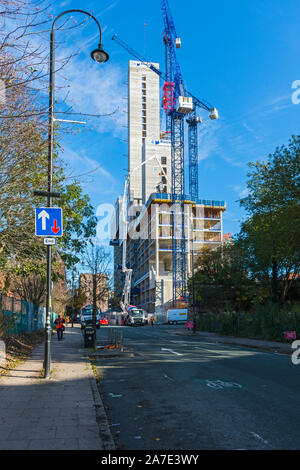 La torre di ossigeno blocco di appartamenti in costruzione ott 2019, Store Street, Manchester, Inghilterra, Regno Unito Foto Stock