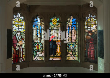 Vetrata raffigurante Richard Copley Christie in una rampa di scale di Owen's College, Università di Manchester, Inghilterra, Regno Unito Foto Stock