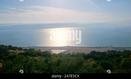 Bellissimo tramonto sul mare di Galilea nel nord di Israele (Kinneret). Esso è il più basso lago di acqua dolce sulla terra e il secondo lago più basso nel mondo. Foto Stock