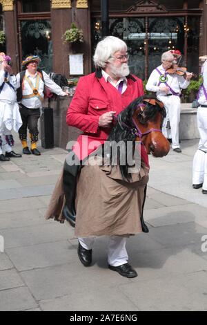 La gente ballare Morris Dance con hobby horse di Londra Foto Stock