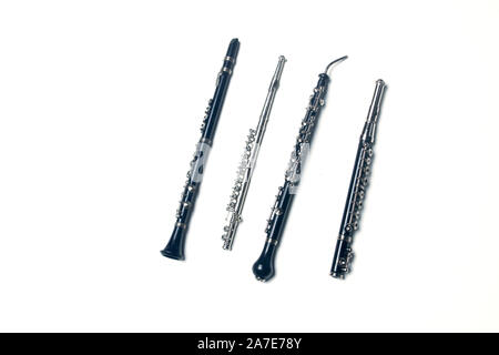 Side-soffiato flauto, clarionet, del corno inglese e del piccolo flauto isolati su sfondo bianco laici piatta Foto Stock