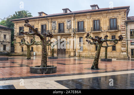 Palacio de San Feliz - palazzo sulla Plaza Daoiz y Velarde - piccola piazza della vecchia città di Oviedo nella regione delle Asturie, Spagna Foto Stock