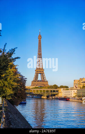 Vista da Iles aux cygnes della torre Eiffel nel periodo autunnale Foto Stock