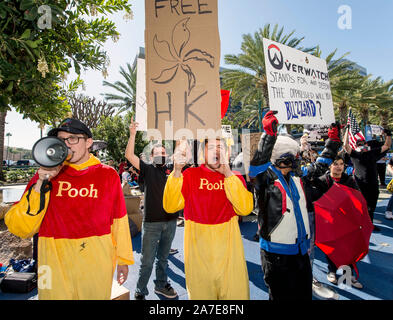 Anaheim, California, USA. 01 Nov, 2019. I videogamer per stadio di libertà una protesta a BlizzCon per supportare Hearthstone player Ng Wai ''blitzchung'' Chung, che è stato vietato dalla video game maker Blizzard Entertainment per sostenere il pro-democrazia di Hong Kong i manifestanti. I videogamer per la libertà è un progetto di lotta per il futuro, non a scopo di lucro dedicata alla promozione di diritti digitali. Credito: Brian Cahn/ZUMA filo/Alamy Live News Foto Stock