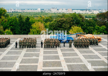 Kiev, Ucraina - Agosto, 2019: la gente che camminava sul territorio del complesso memoriale vicino alla madre patria monumento il giorno dell'indipendenza dell'Ucraina Foto Stock