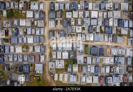 Vista aerea sul cimitero nel villaggio Rogow nella contea di Brzeziny, Lodzkie Voivodato in Polonia centrale Foto Stock