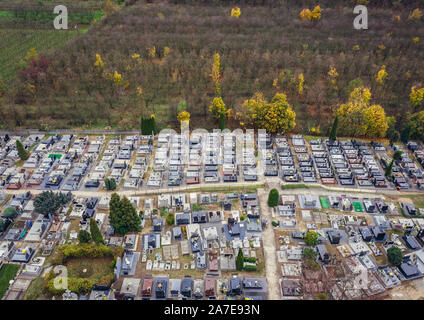 Vista aerea sul cimitero nel villaggio Rogow nella contea di Brzeziny, Lodzkie Voivodato in Polonia centrale Foto Stock