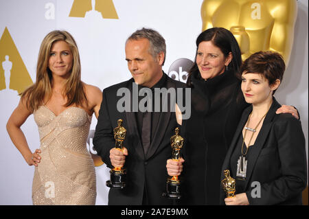 LOS ANGELES, CA - Febbraio 22, 2015: Jennifer Aniston & Dirk Wilutsky & Laura Poitras & Mathilde Bonnefoy al 87th annuale di Academy Awards presso il Teatro Dolby, Hollywood. © 2015 Paul Smith / Featureflash Foto Stock