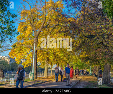 Parigi, Francia - 14 Ottobre 2017: le persone godono di colore di autunno su Iles aux cygnes da la senna Foto Stock