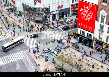 La città di New York, Stati Uniti d'America - 7 Aprile 2018: vista aerea di edifici urbani e il traffico con il bus a New York Herald Square Midtown con Rosso Magazzino Macy's, Verizon un Foto Stock