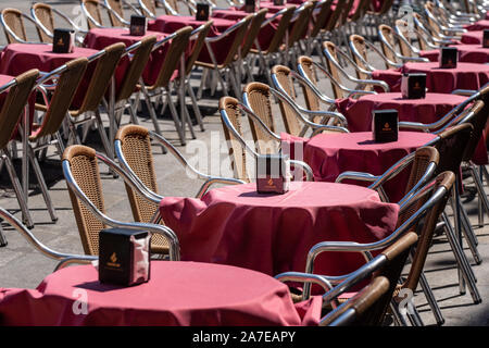 Salamanca, Spagna - 15 August 2019: Tavoli e sedie di outdoor cafe in Plaza Mayor di Salamanca Foto Stock