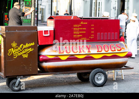 New Orleans, Stati Uniti d'America - 23 Aprile 2018: Lucky cani red hot dog stand su strada con persone di background Foto Stock