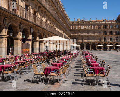 Salamanca, Spagna - 15 August 2019: Tavoli e sedie di outdoor cafe in Plaza Mayor di Salamanca Foto Stock