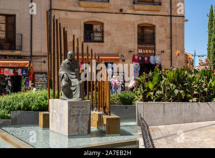 Salamanca, Spagna - 15 August 2019: Statua e fontana al Maestro Salinas dall'Università di Salamanca Foto Stock