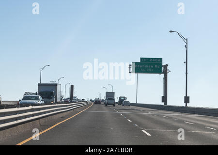 New Orleans, Stati Uniti d'America - 24 Aprile 2018: Autostrada i10 con il traffico di automobili e firmare il testo di uscita per Avenue Downman sul cavalcavia Foto Stock