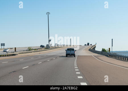 Slidell, Stati Uniti d'America - 24 Aprile 2018: Autostrada i10 interstate 10 ponte stradale con il traffico di commutare da New Orleans con auto Foto Stock