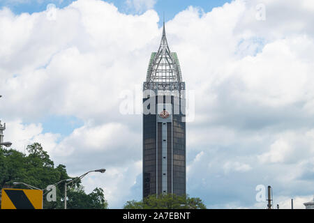 Mobile, Stati Uniti d'America - 24 Aprile 2018: Alabama famosa città del sud con vista dettagliata del Mobile rinascimentale Riverview Plaza hotel grattacielo in costruzione Foto Stock