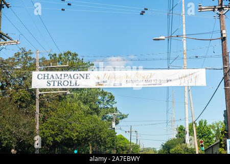 New Orleans, Stati Uniti d'America - 23 Aprile 2018: giardino storico distretto in Louisiana famosa città di città con Magazine street e segno banner appesi per lo Champagne S Foto Stock