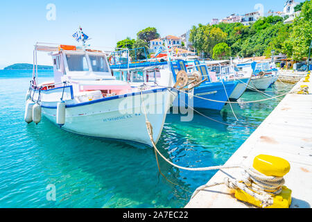 SKIATHOS GRECIA - Luglio 30 2019; pittoresco e pesca Noleggio barche allineate e ormeggiati lungo il vecchio porto waterfront. Foto Stock