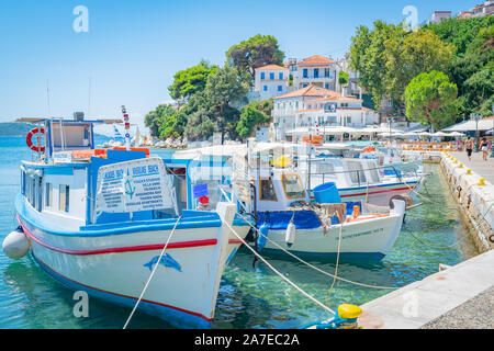 SKIATHOS GRECIA - Luglio 30 2019; pittoresco e pesca Noleggio barche allineate e ormeggiati lungo il vecchio porto waterfront. Foto Stock