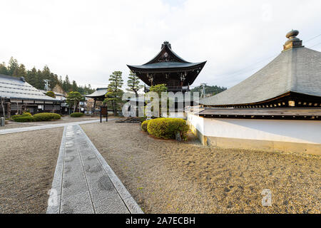 Takayama, Giappone - Aprile 9, 2019: Higashiyama corso a piedi a Takayama, Prefettura di Gifu con Daiouji tempio santuario giardino Foto Stock