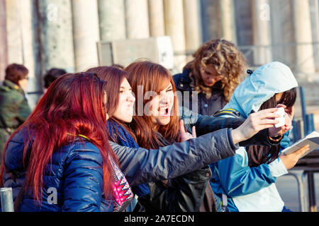 Venezia, Italia - 20 Marzo 2015:Teen amici facendo facce buffe e tenendo selfie mentre spendere tempo su Piazza San Marco durante il viaggio a Venezia Foto Stock