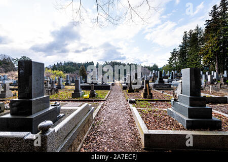 Takayama, Giappone - Aprile 9, 2019: Higashiyama corso a piedi nella città storica nella Prefettura di Gifu durante il giorno con cimitero cimitero Foto Stock