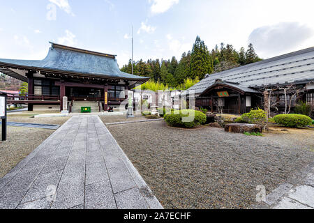 Takayama, Giappone - Aprile 9, 2019: Higashiyama Daiouji tempio sul famoso corso a piedi nella città storica di Gifu con giardino di roccia e lanterna di pietra Foto Stock
