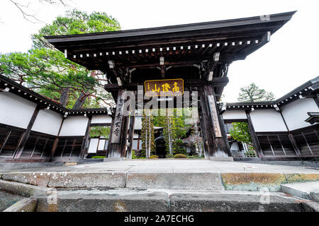 Takayama, Giappone - Aprile 9, 2019: Higashiyama corso a piedi in Gifu con gradini scale per ingresso di Sogenji Shrine Temple building e alla porta Foto Stock