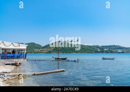 SKIATHOS GRECIA - Luglio 31 2019; aereo commerciale volando a bassa quota sopra la baia in arrivo a terra Foto Stock