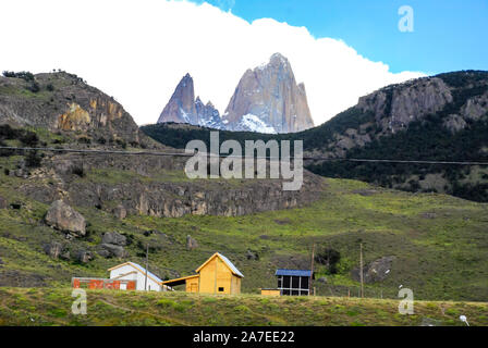 Vista del Mt Fitz Roy dietro le case di Chalten, Argentina Foto Stock