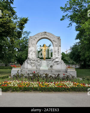 Statua o scultura di un famoso golden violinista di Vienna, Austria Foto Stock