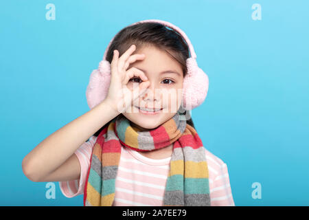 Ritratto di sorriso bambina in abbigliamento invernale Foto Stock