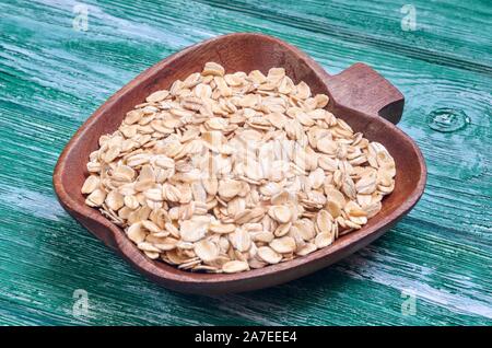 Sana le sementi di cereali. Mountain fiocchi di avena su un tavolo di legno. Foto Stock