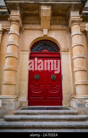 Rosso brillante unica porta spicca Mdnia architettura antica Alley dettaglio Foto Stock