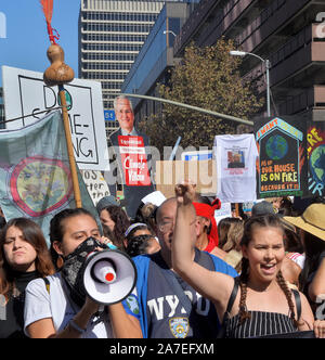 Los Angeles, Stati Uniti d'America. 1 Nov 2019. Los Angeles, Stati Uniti. 01 Nov, 2019. Teen svedese attivista clima Greta Thunberg uniti con i manifestanti in una dimostrazione al di fuori di Los Angeles City Hall di protesta di combustibili fossili nella produzione California il Venerdì, 1 novembre 2019. Thunberg, 16, ha dichiarato che la sua generazione ha la responsabilità di domanda da parte dei funzionari eletti di politica ambientale riforme che il divieto di petrolio e di gas, di perforazione dal quale le emissioni di carbonio sono stati identificati come una fonte primaria del pianeta annuali di aumento delle temperature. Credito: UPI/Alamy Live News Foto Stock