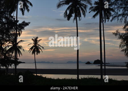 Tramonto a Saladan Beach, Koh Lanta, Thailandia Foto Stock