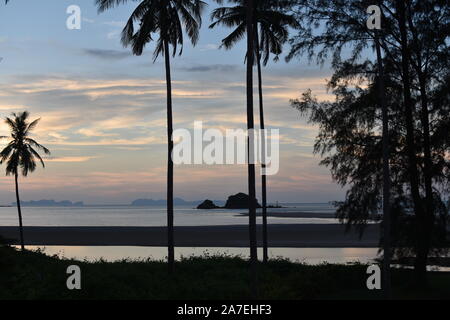 Tramonto a Saladan Beach, Koh Lanta, Thailandia Foto Stock