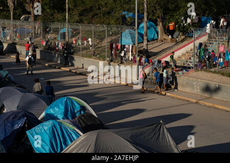 Matamoros, Messico, 01 novembre 2019, i migranti sono visti sulla strada appena a sud del Rio Grande a pochi metri dal confine con gli Stati Uniti. Centinaia di tende sono eretti con biancheria stesa ad asciugare sul recinto. Intorno al 2000 i rifugiati che vivono attualmente in tende accanto al ponte internazionale che collega la città messicana di Matamoros con la città americana di Brownsville. Credito: Lexie Harrison-Cripps/Alamy Live News Foto Stock