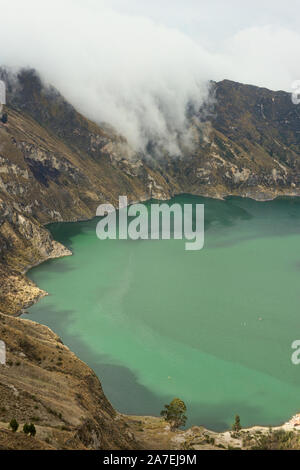 Nuvole vela oltre la magnifica laguna Quilotoa, Ecuador Foto Stock