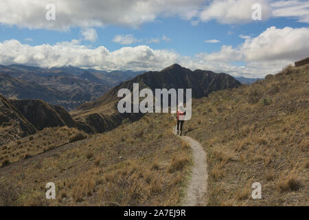 Trekking a Monte Juyende sul bordo del cratere di Laguna Quilotoa, Ecuador Foto Stock