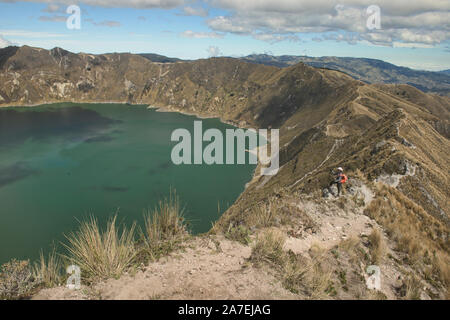 Trekking a Monte Juyende sul bordo del cratere di Laguna Quilotoa, Ecuador Foto Stock