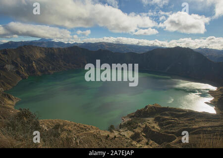 Vista dal bordo del cratere della magnifica laguna Quilotoa, Ecuador Foto Stock