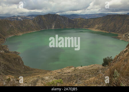 Vista dal bordo del cratere della magnifica laguna Quilotoa, Ecuador Foto Stock